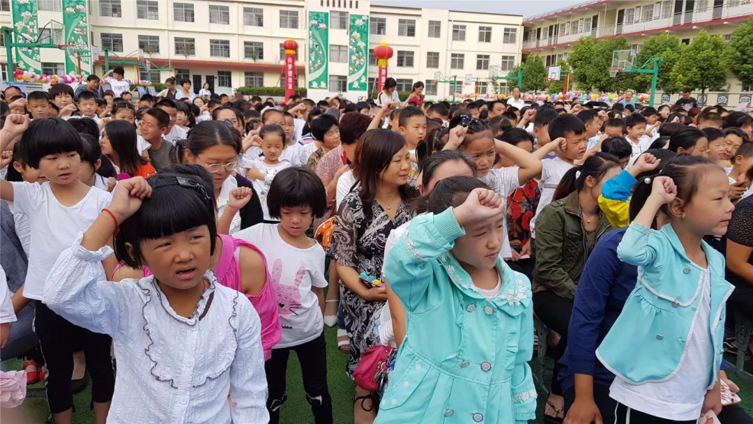 并殷切希望他们能在内乡县第四小学塑造优良品格,勤勉学习知识,健康