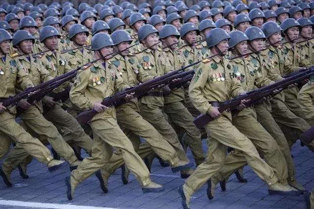 朝鲜阅兵式弹簧步图片