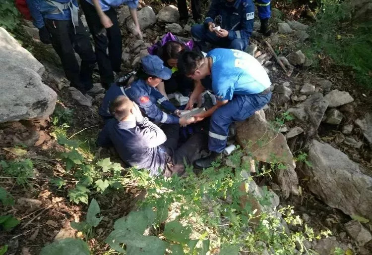 驴友登山腿部受伤被困许屯山沟瓦房店蓝天极速救援