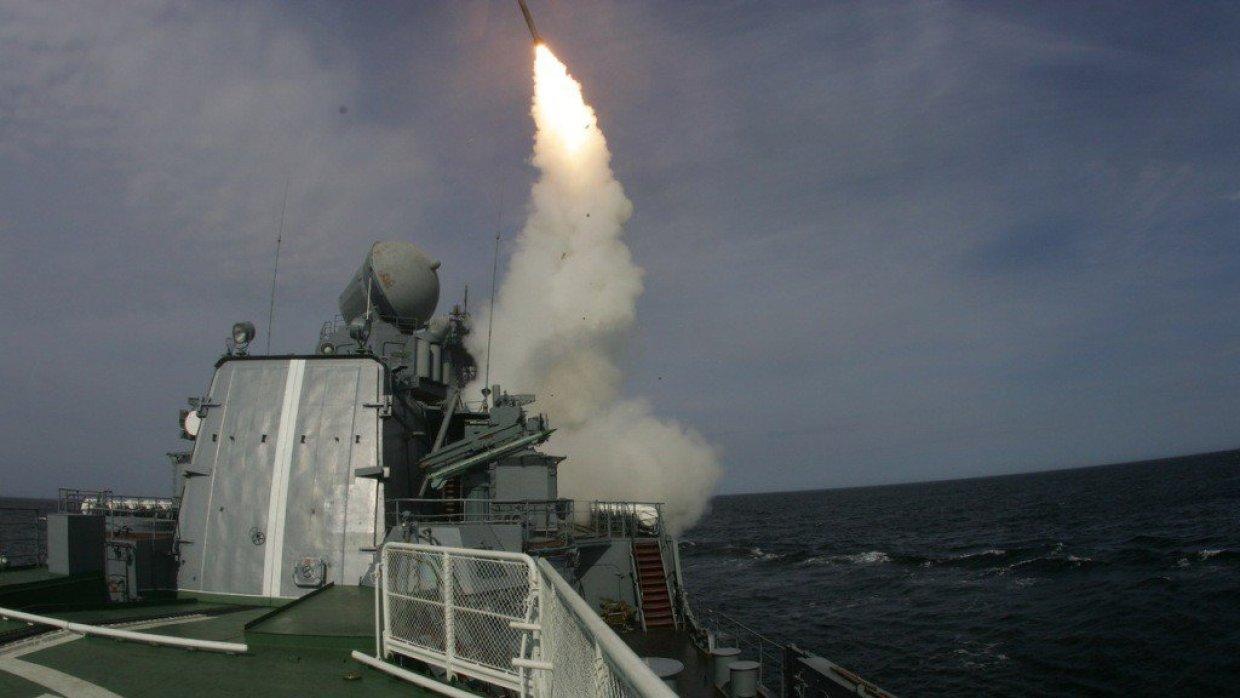 俄军重磅军演密集发射导弹,当场击沉两艘5000吨战舰!