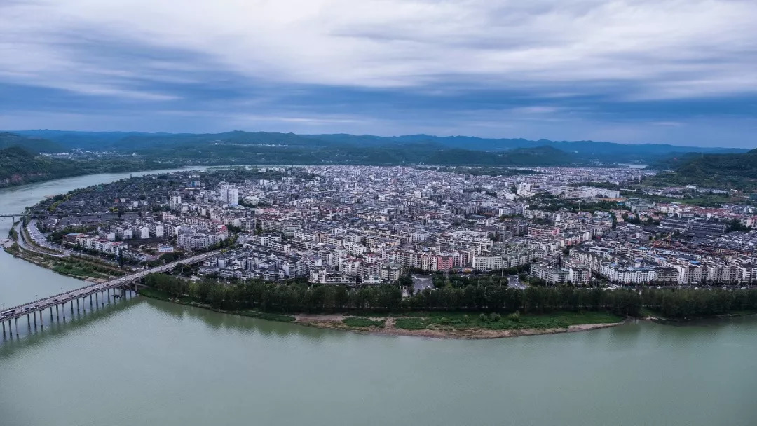 張雷 成都理工大學我站在閬中城地理位置最高的白塔塔頂拍下了這張