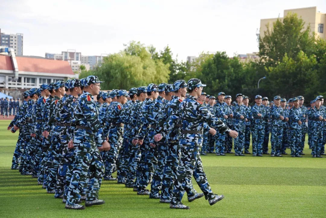 軍訓進行時稍息立正報告青大小十八已到達操練現場