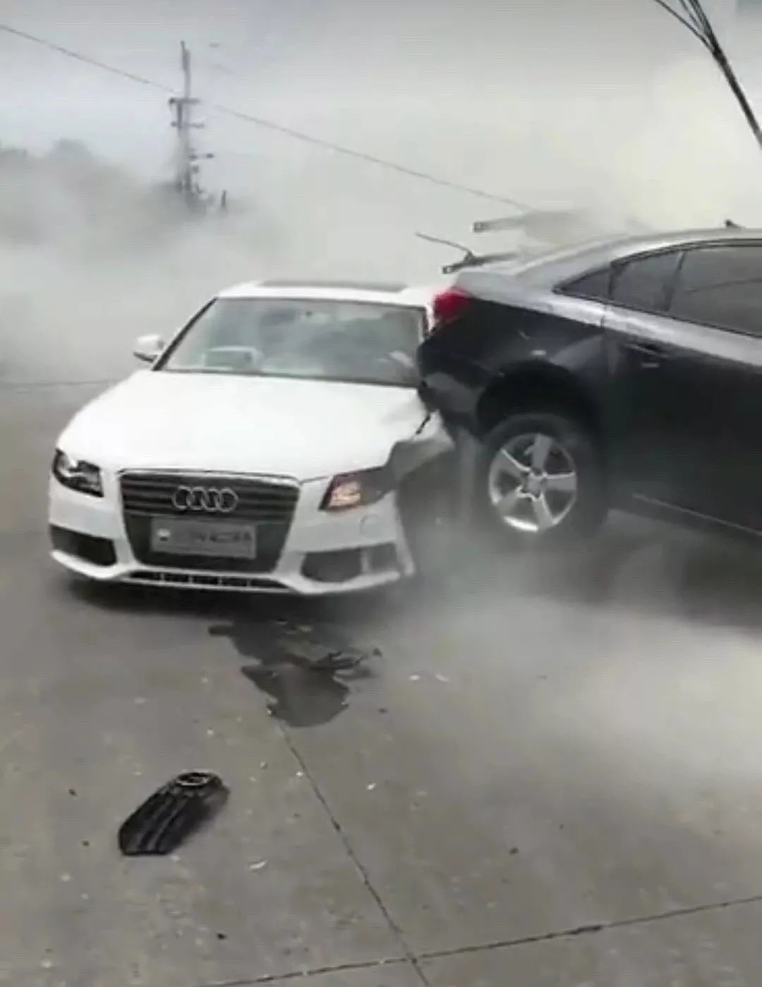 蒼南突發車禍電線杆砸在黑色轎車上白色奧迪車遭殃僅僅因為