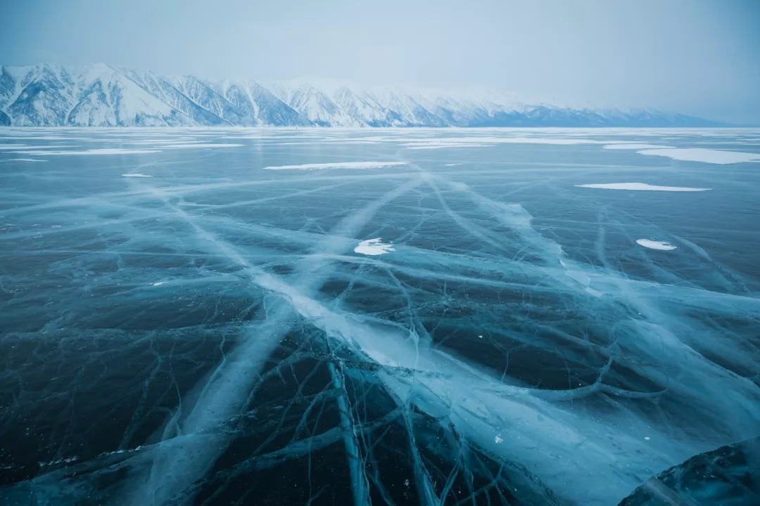 蓝冰闪耀的贝加尔湖这里有俄罗斯最美的冬天