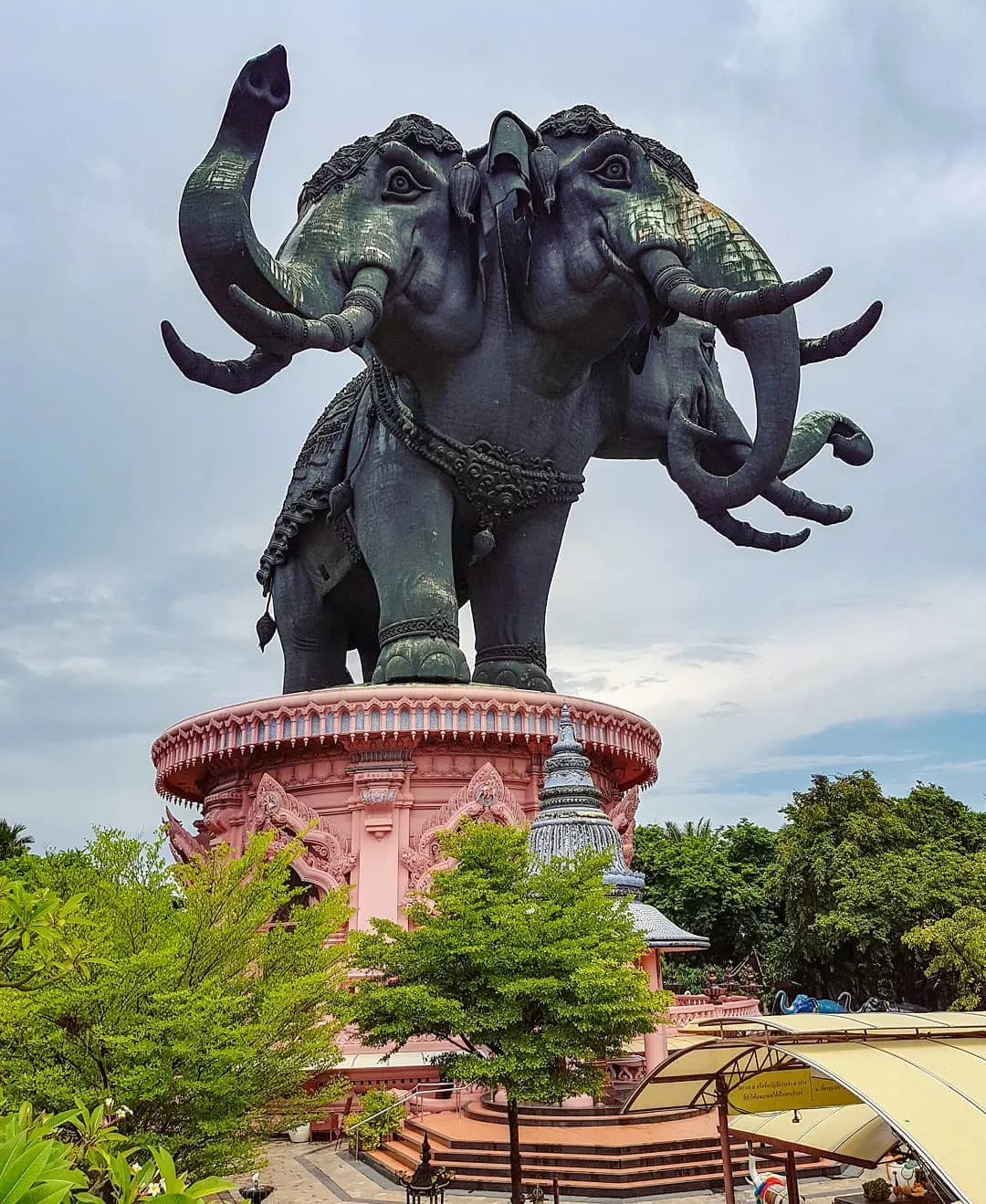 (erawan museum)是全亚洲最大的三面象神庙,由纯铜精雕而成的"三头神