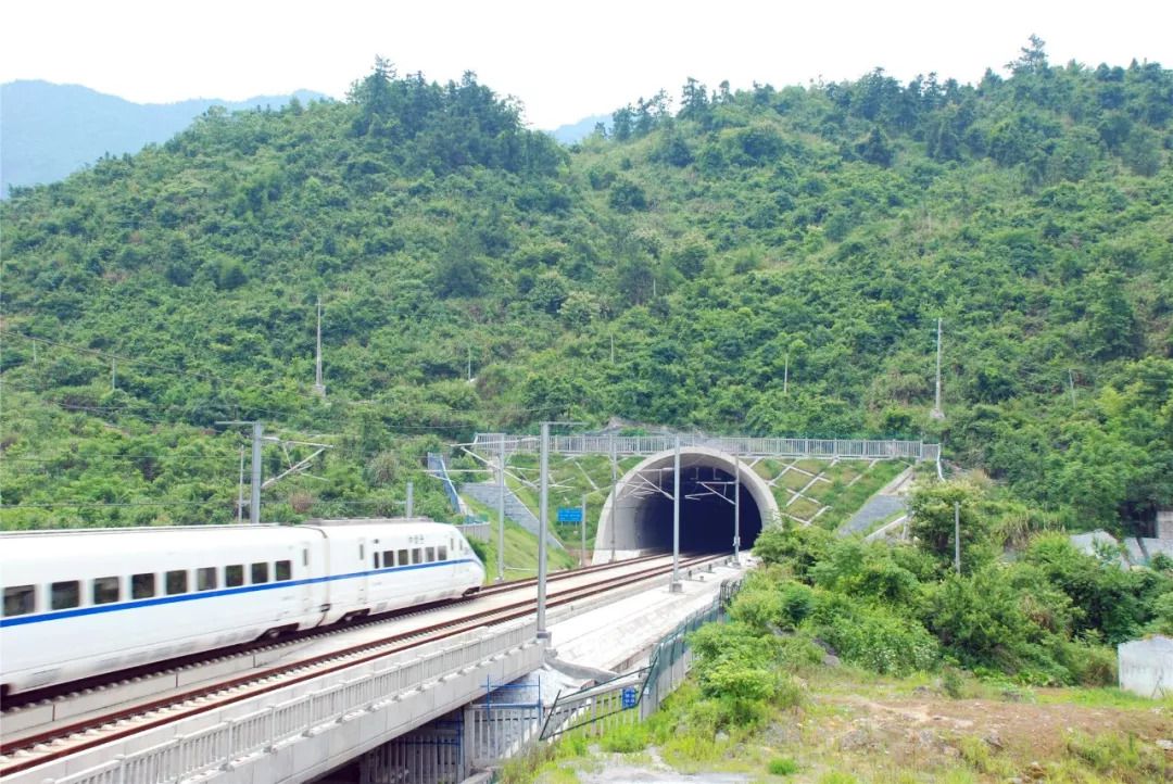 武广客专新大瑶山Ⅰ号隧道11目前世界最长的高原铁路隧道,全长32