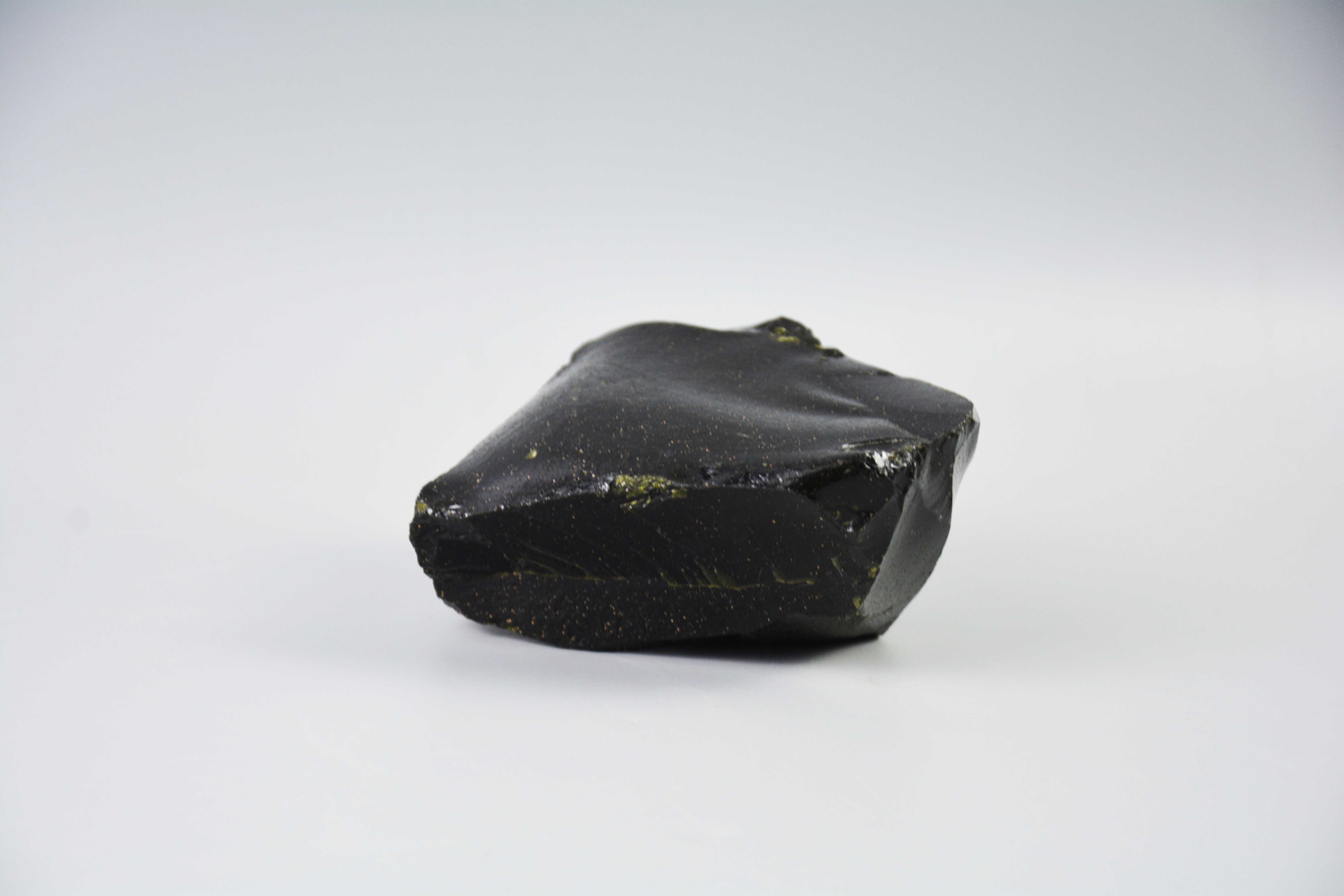 橄榄绿玻璃陨石通体透亮是收藏市场中昂贵的石头