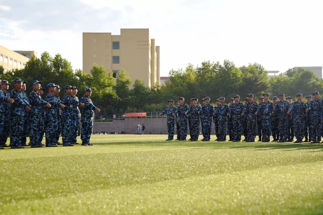 軍訓進行時稍息立正報告青大小十八已到達操練現場