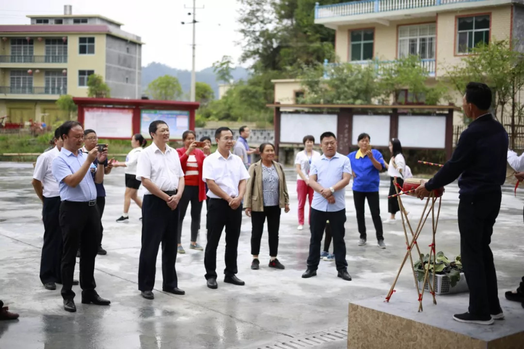 长沙经开区对口帮扶龙山县召市镇送去爱心助学现金及物资共计80余万元