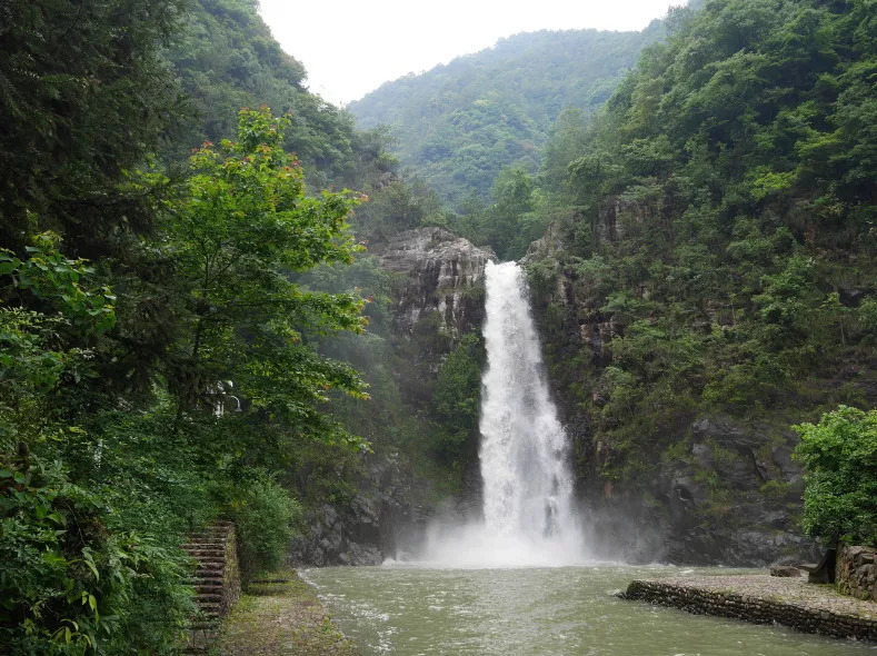 石門臺地址:永嘉縣大若巖鎮府岸村門票(供參考):50元百丈瀑從128米的