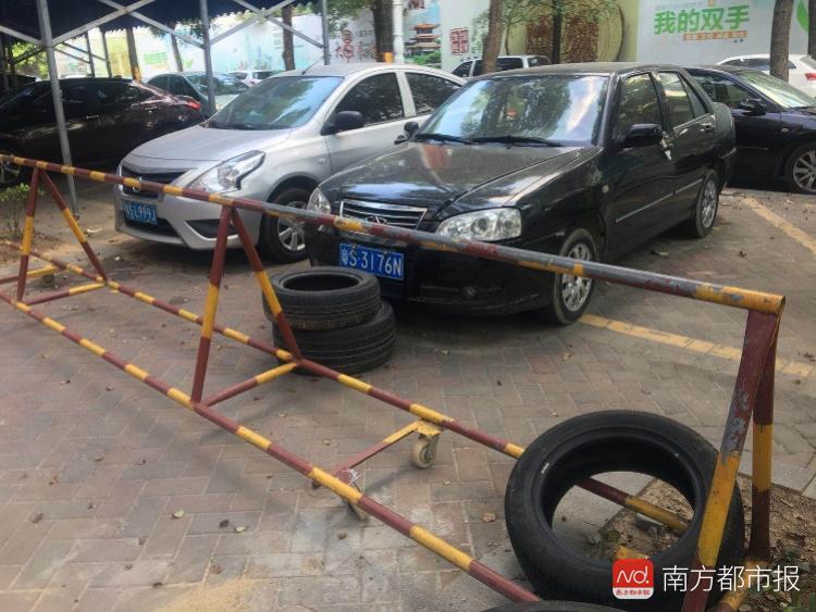 汽車美容店出入口被車輛堵住