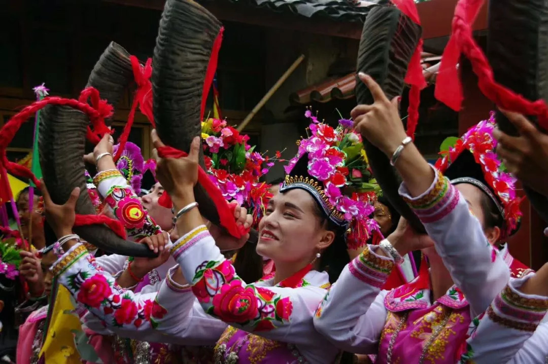 祭祀龙王,采集新谷,祭拜神农,对歌跳舞,荡秋千,扭扁担,射弩,陀螺