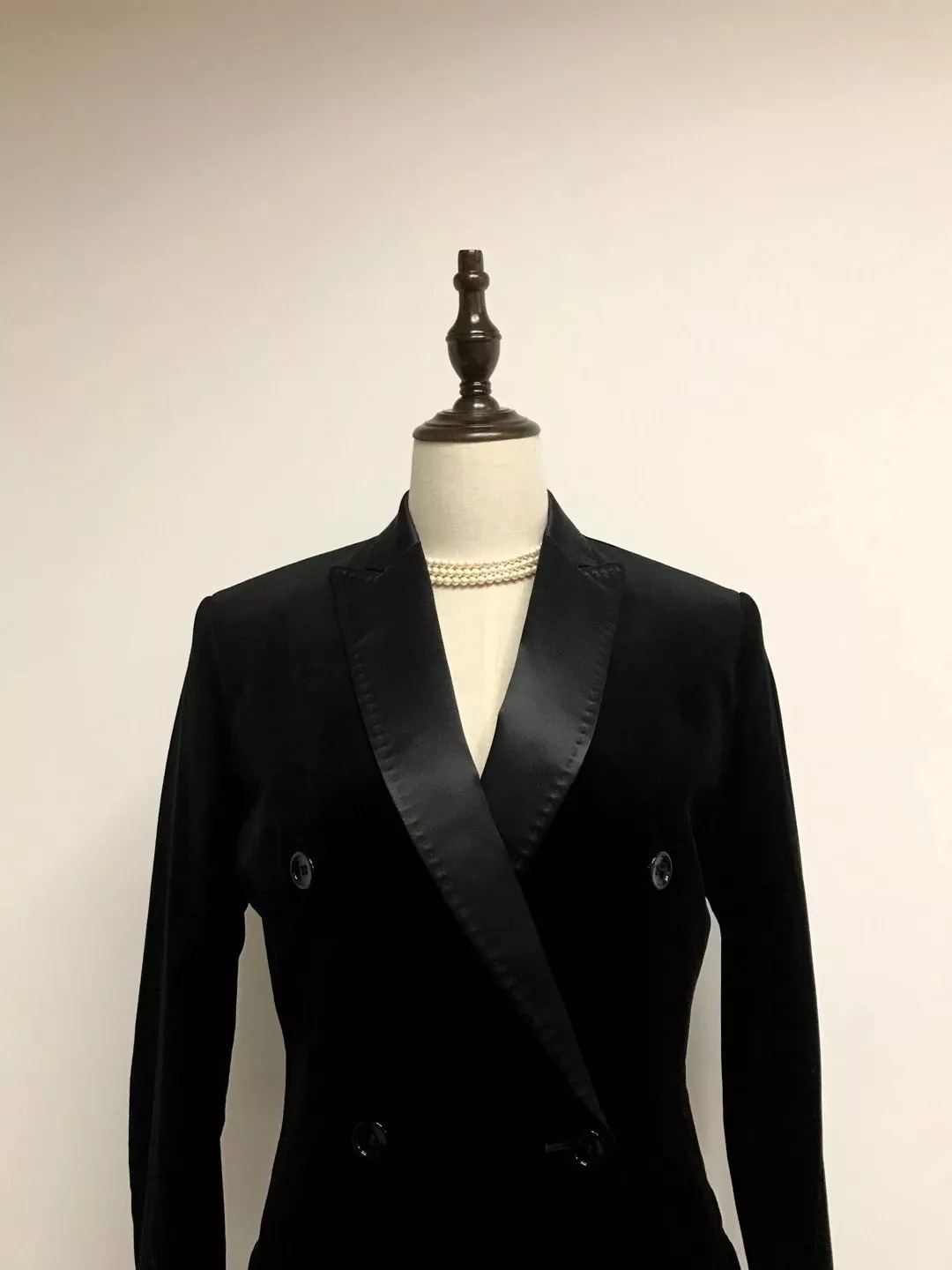 dolce & gabbana 黑丝绒燕尾服式长外套valentino 灰色的短西装外套