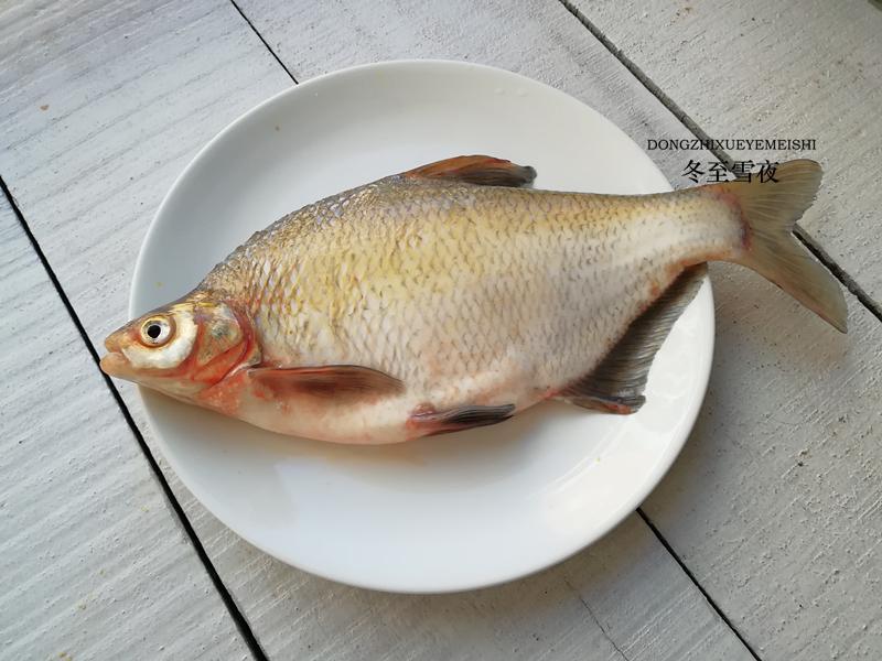 【红烧鳊鱼】 材料:鳊鱼1条,香菜1棵,油盐适量,葱1段,姜2片,大蒜2瓣