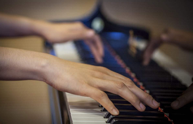 弹钢琴为什么要手指立起来