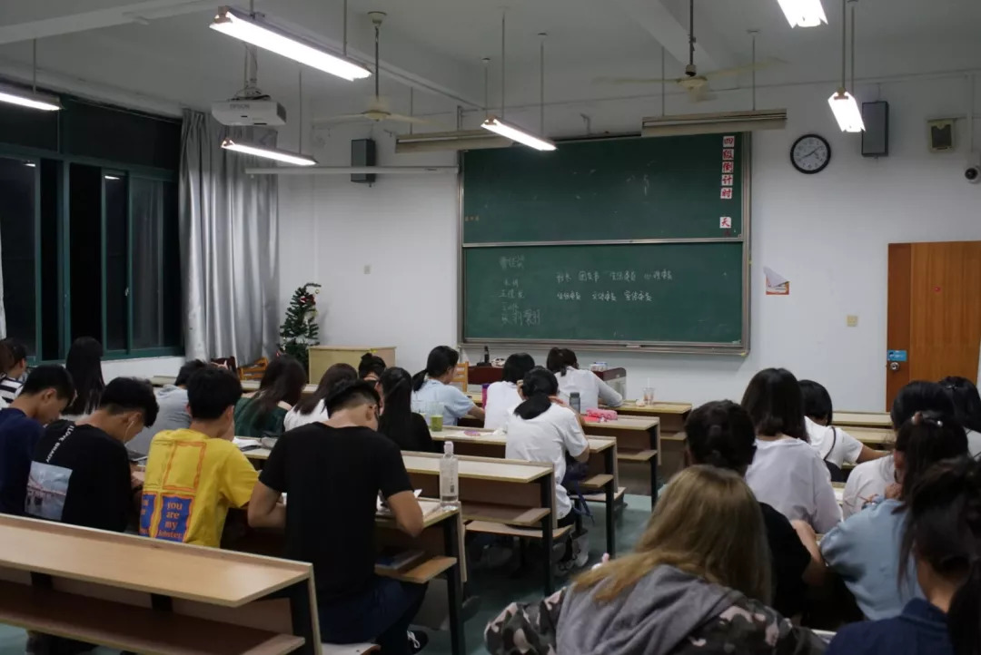 第一天走进大学课堂你适应吗