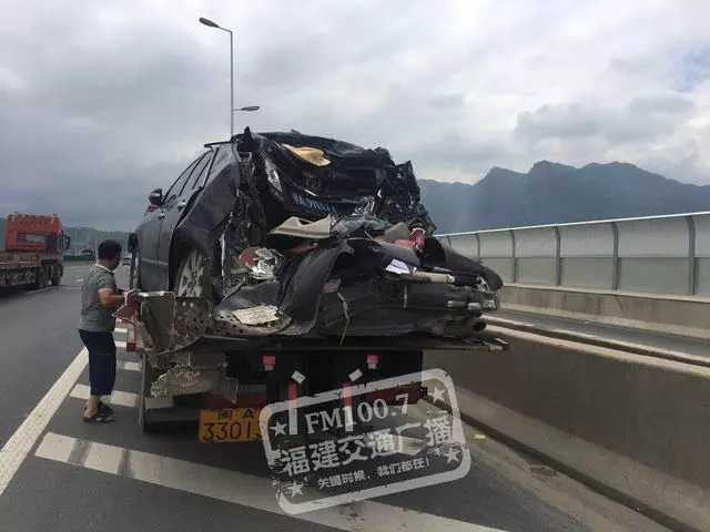 昨日,福州发生了一起严重车祸,货车追尾小车,有乘客被困