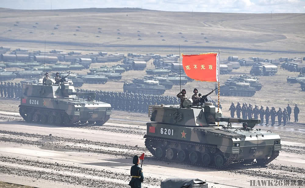 东方2018军演阅兵式 中国军队英雄红旗通过演习场