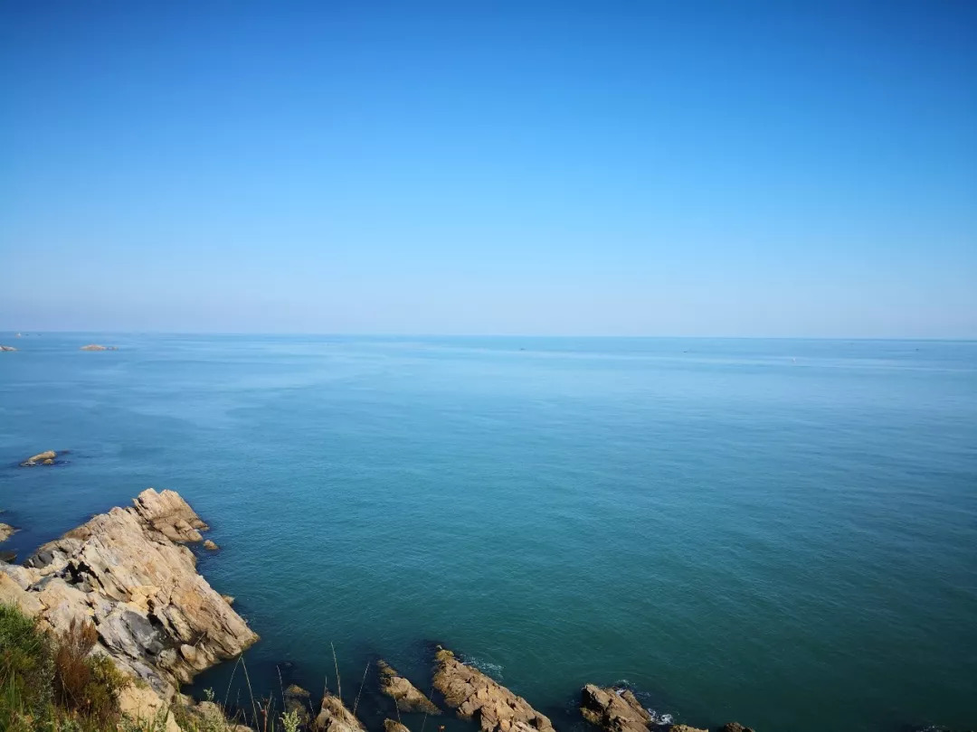 山東威海不僅有美麗的海景.還有海草房,魚家樂.