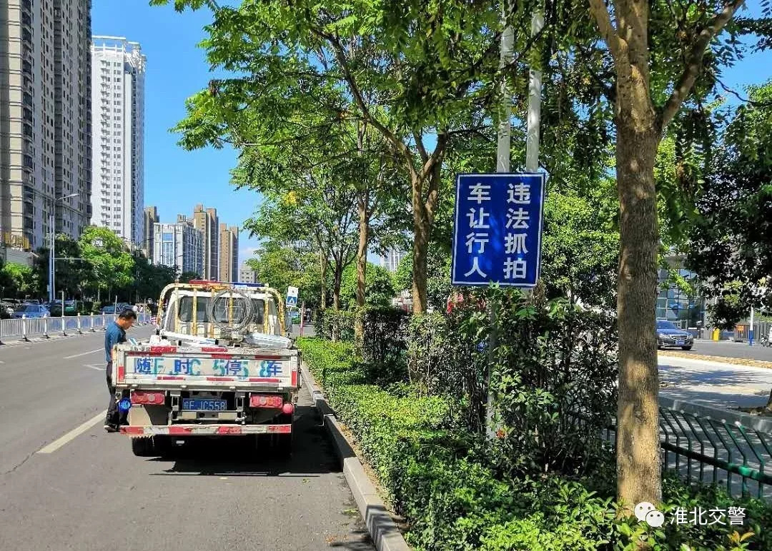 通過封閉護欄開口引導車輛從東西兩端燈控路口處掉頭減少交通衝突以上