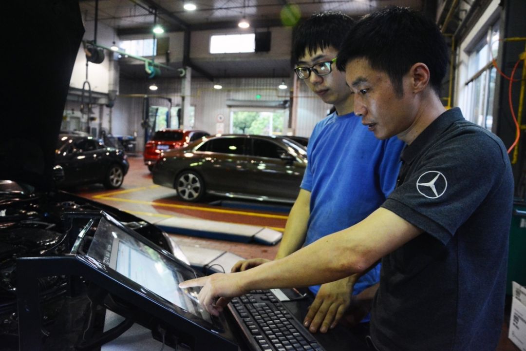 整個車間裡都停滿了進店做保養和維修的奔馳車,一派熱火朝天的景象.