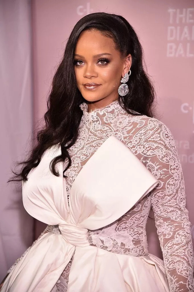 rihanna蕾哈娜透视礼服出席慈善晚会妆容精致美到窒息