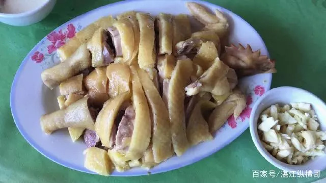 美食——塘蓬猪肉塘蓬镇生炆猪肉是当地闻名的风味小吃选取散养本地