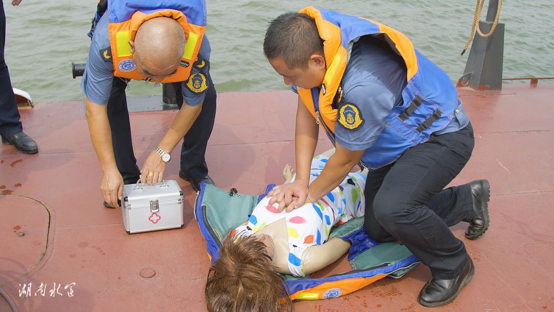 现场还模拟了对落水人员进行心肺复苏急救