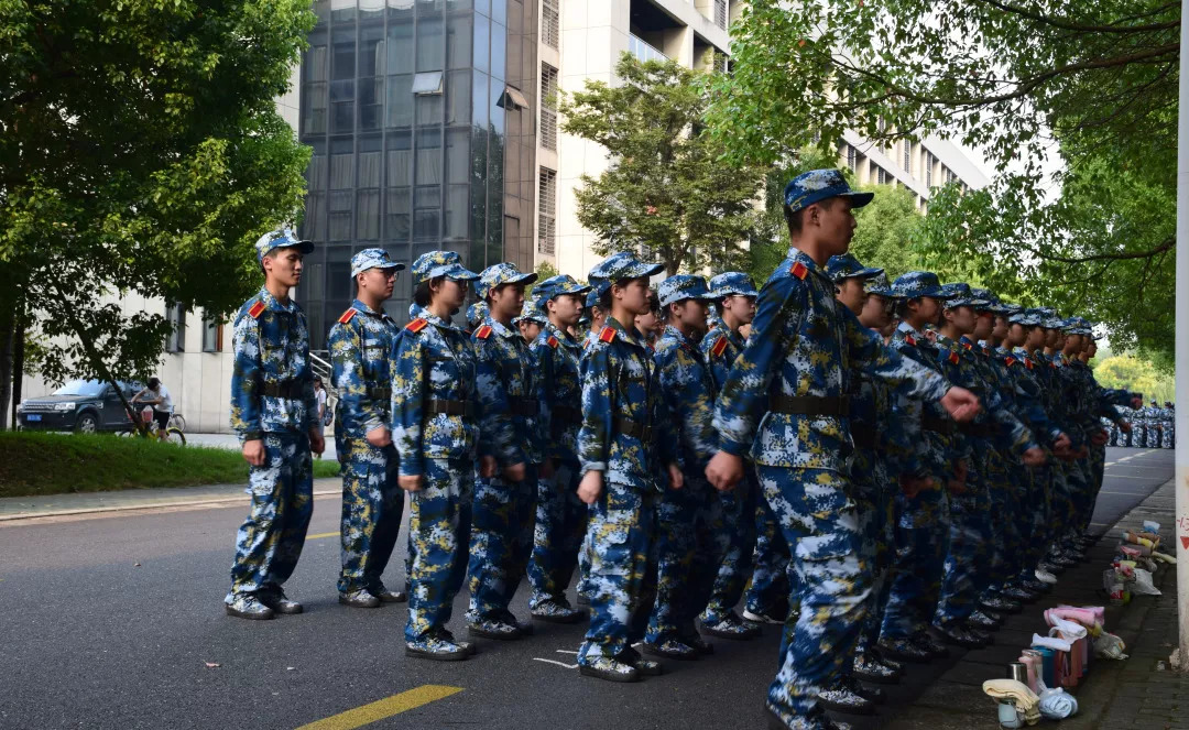 军训踏步走的动作图解图片