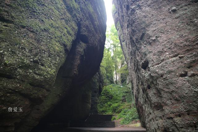 山峰挺撥,崖壁直立,峰與峰之間寬窄不同的石縫,狹長的裂縫如