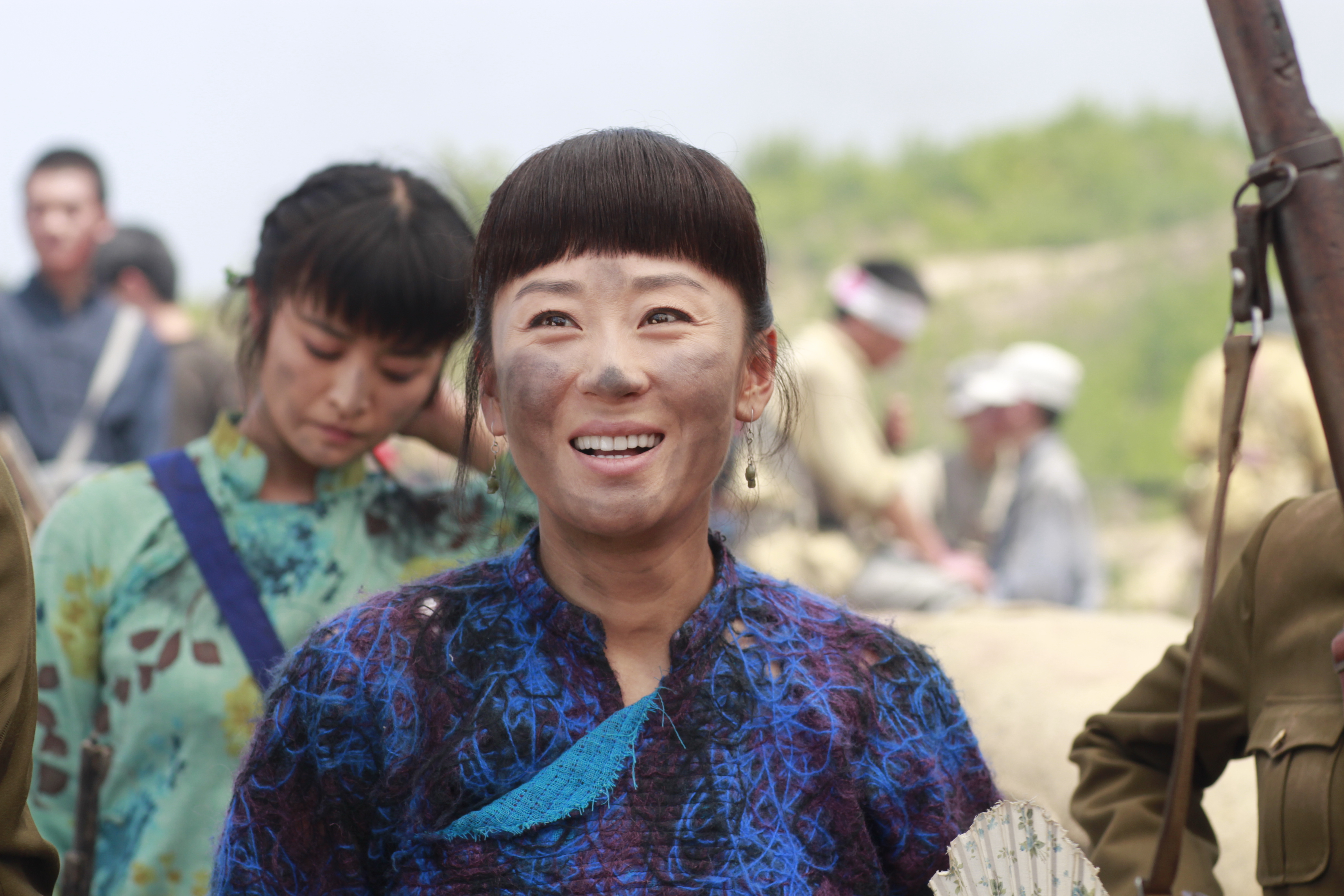 笑的憨厚,那妥妥的女土匪,誰敢不聽話馬上拿槍突突他在《羅龍鎮女人》