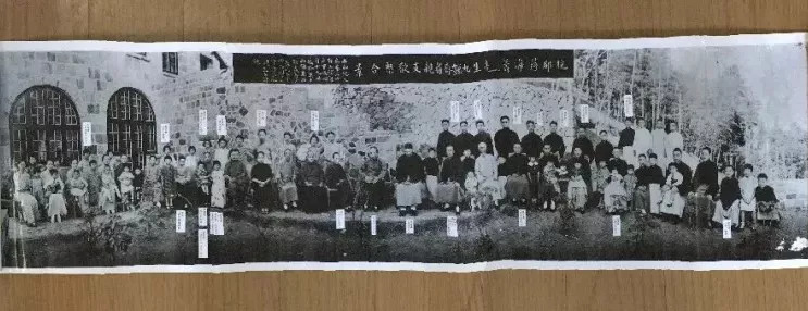 实物陈展于丝博馆序厅蒋海筹家族拍摄于1934年的全家福根据蒋抑