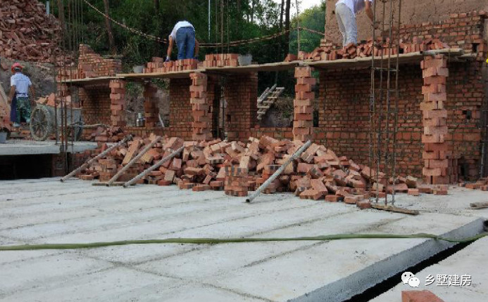 農村建房為墊高地基用預製板做防潮層,被鄰居識破後見面都尷尬!