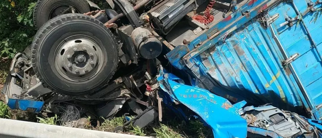 今天申嘉湖高速车祸图片