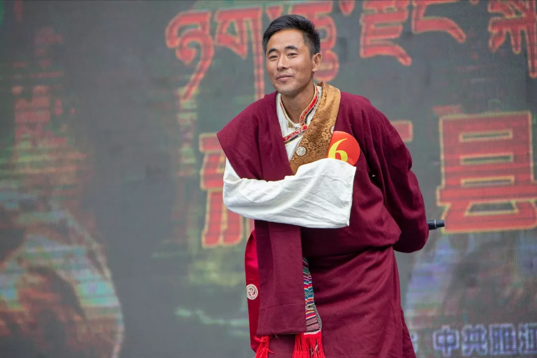 扎巴带来山歌《北京的金山上》▲【2号选手】白马多吉带来原创藏民谣