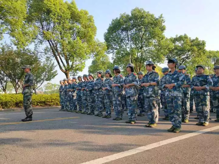 化工军训练军不知夏日热满船清梦压星河