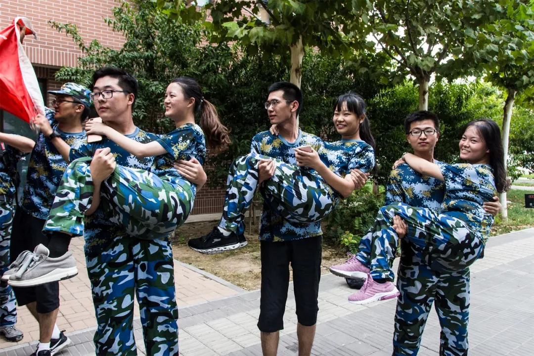 图 三位女同学被公主抱,面露羞赧图 为完成16人仅两只脚俯卧撑