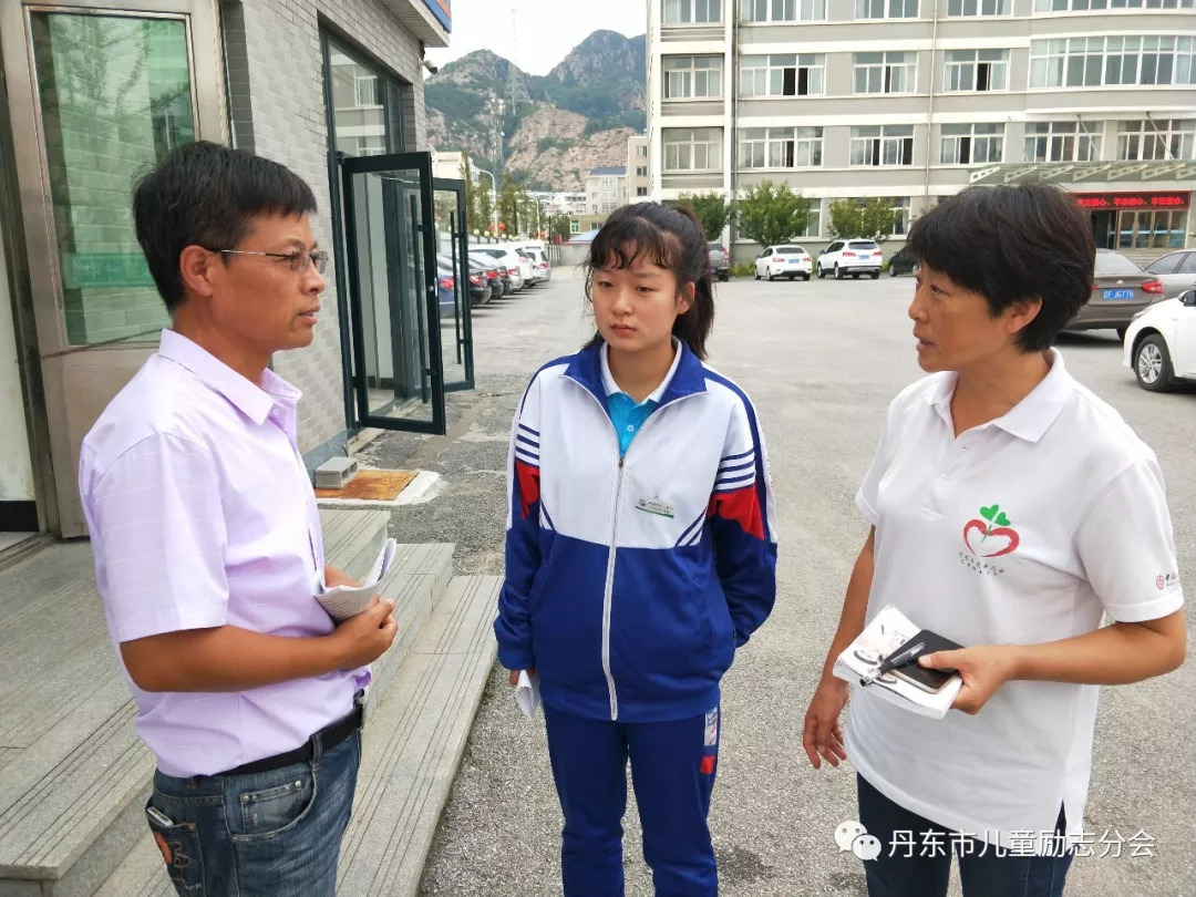 在東港一中,我們還為新加入勵志兒童大家庭的曹湛偉同學送去了准入函.