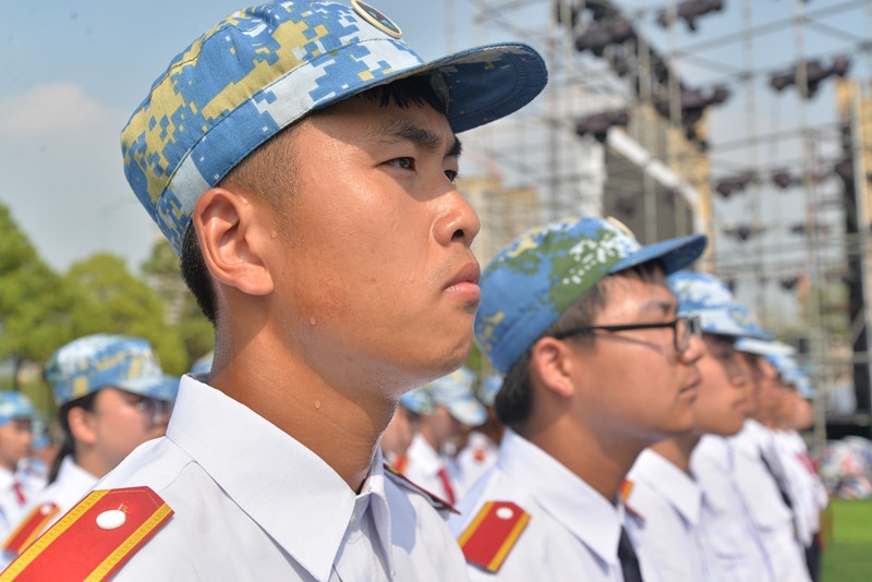 组图:武汉一高校新生军训 意气风发展青春风采