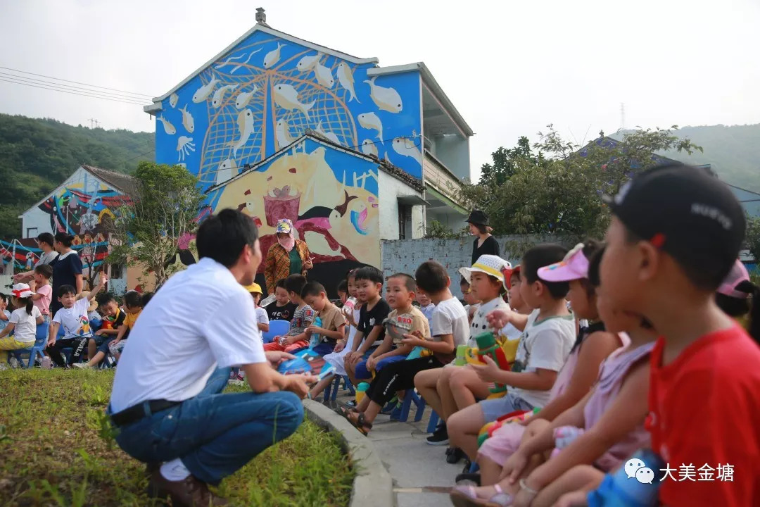 邀請漁民畫畫家朱松祥為小朋友們授課講解漁民畫知識現場還有志願者