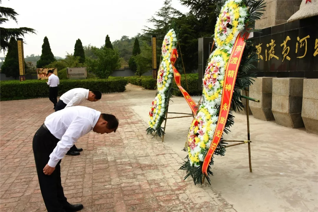 村廉政教育示范基地,全体党员一同瞻仰为纪念好支书而修建的"清风碑"