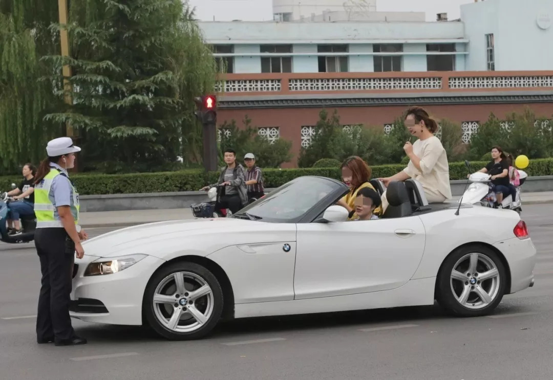 【薦讀】臨汾街頭,美女開敞篷跑車如此招搖過市!這次真火了