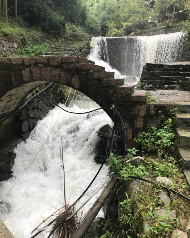 涧水从山峡穿石下注,水石清丽.