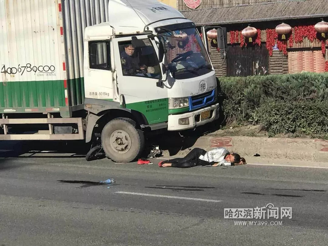 貨車向左衝進了路中間綠化帶裡,電動車被壓在貨車右前輪下,被撞那女的