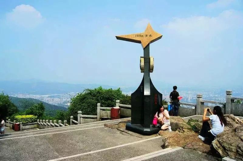 在白云山摩星岭等待日出新年元旦,更有数百市民便构成羊城一幅独特的