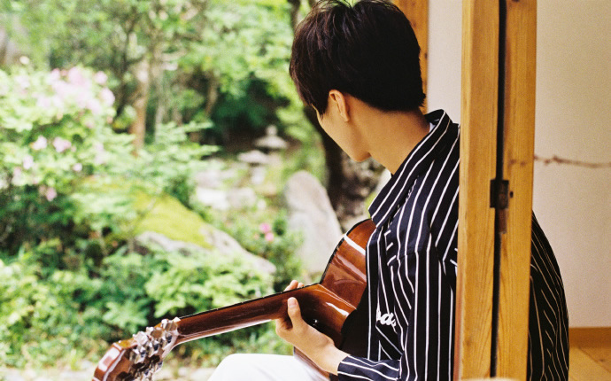 王俊凯写真大片 身穿黑白条纹大衣,怀抱吉他的样子太美好了!