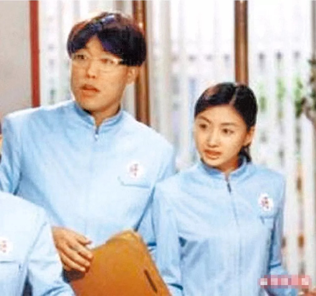 许英兰曾在1998年韩剧《顺风妇产科》饰演许护士,靠该剧打开知名度