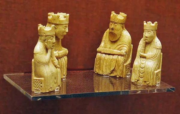 這個展品其實是大英博物館展出的路易斯棋(lewis chessmen),這些棋刻