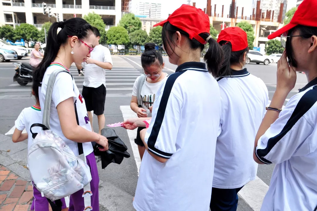 長鐵一中學生社會實踐∣禮讓手勢作勸導共築交通文明路