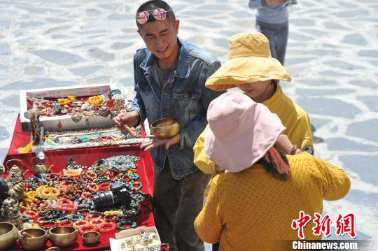 西藏旅游旺季游客"净享"大美山水